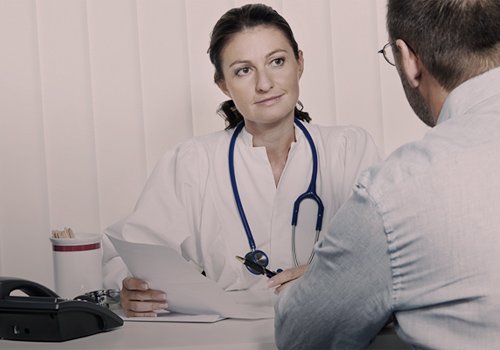 Врач разговаривает с пациентом